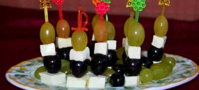 Закуска «Канапе с виноградом и сыром»