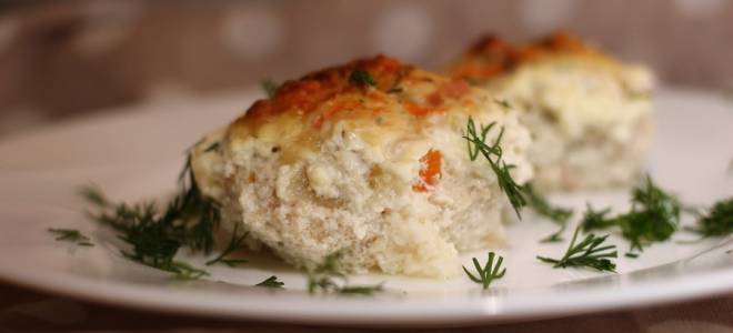Котлеты из куриного филе и свиного гуляша с моцареллой в духовке в сметанном соусе