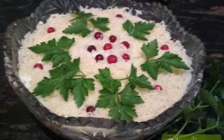 Салат из свеклы и копченой курицы с сыром и яйцами