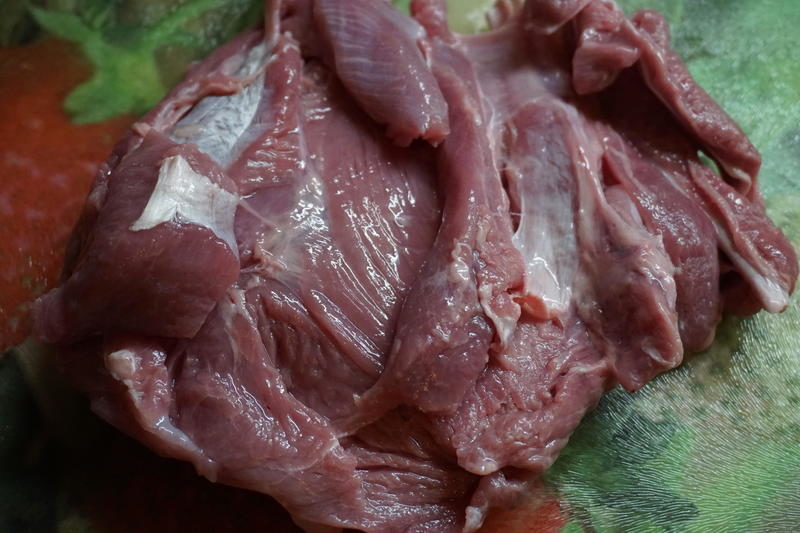 Промыть и подсушить мясо