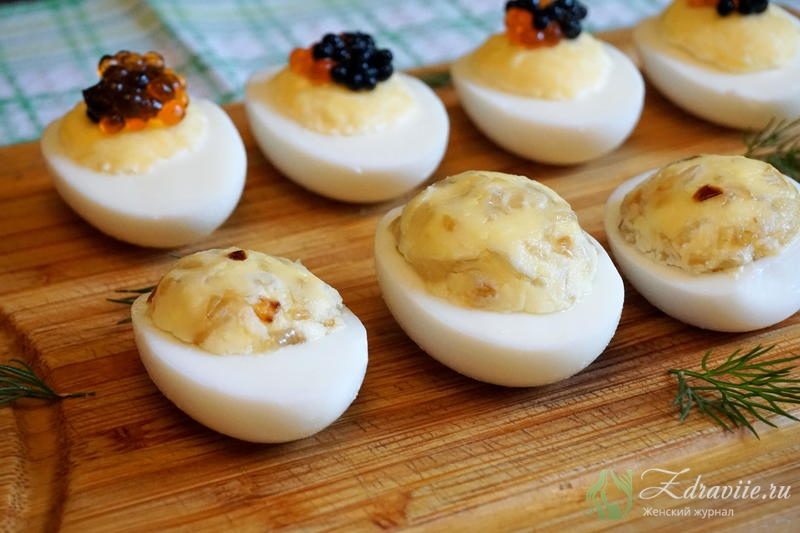 Рецепт фаршированных яиц с двумя видами начинки: луковой и сырной с икрой