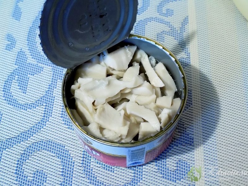 Открываем банку с кальмаром и сливаем всю жидкость