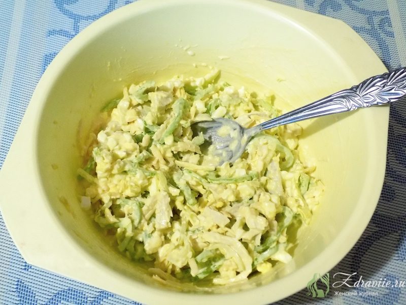 Перемешиваем. Солить по вкусу
