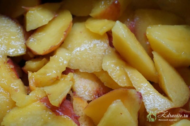Порезать персик на кусочки