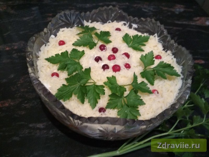 Салат из свеклы и копченой курицы с сыром и яйцами