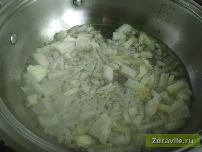 Обжарить лук на масле
