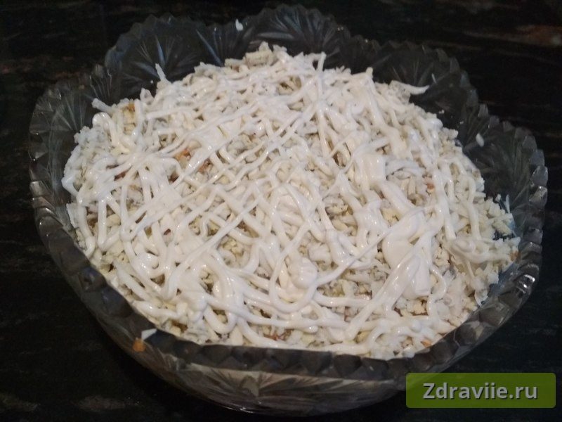 Выложить слой нарезанными яйцами и залить майонезом