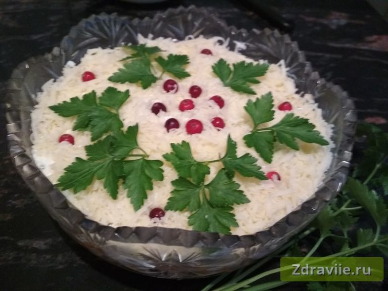 Салат из свеклы и копченой курицы с сыром и яйцами