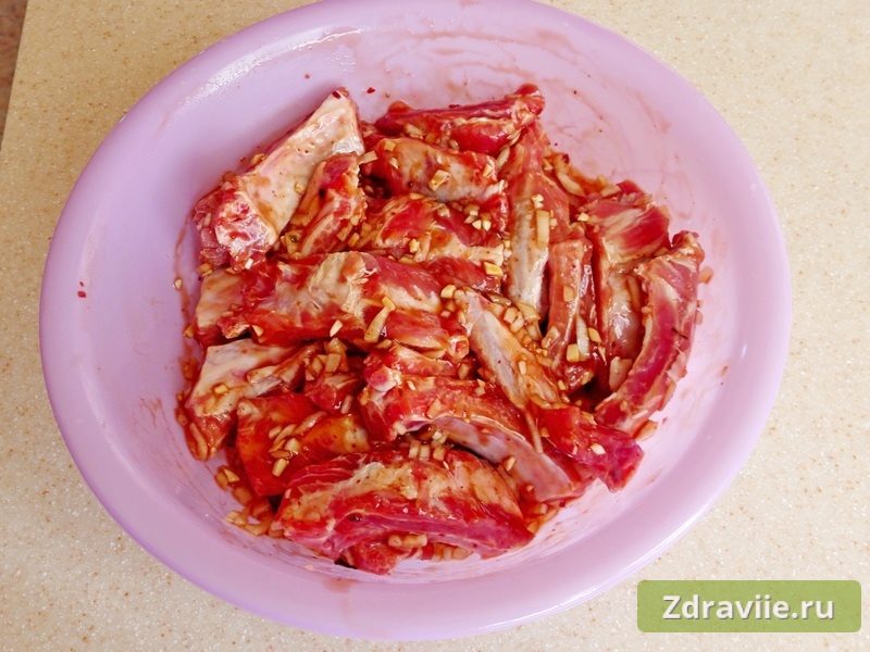 Перемешать свиные ребра