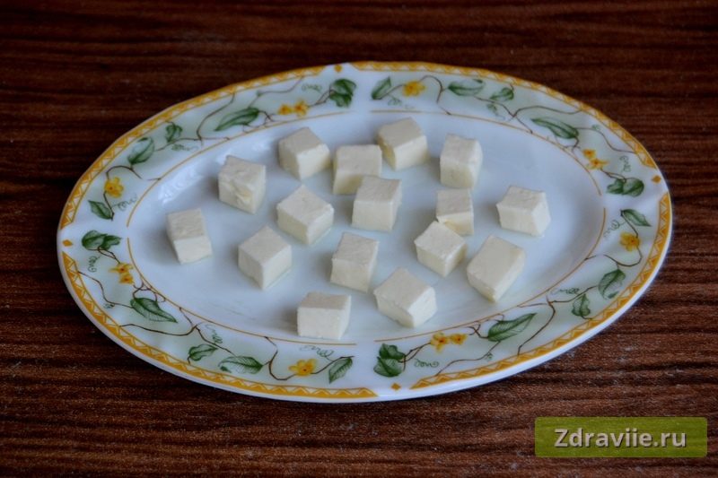 Нарезать сыр кубиками