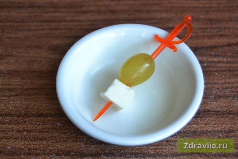 zakuska-kanape-s-vinogradom-i-syrom - 1