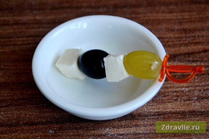 zakuska-kanape-s-vinogradom-i-syrom - 2