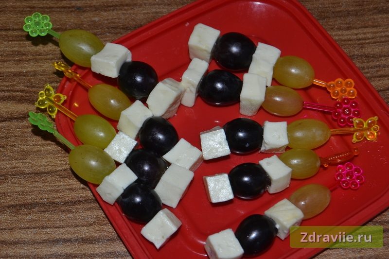 zakuska-kanape-s-vinogradom-i-syrom - 3