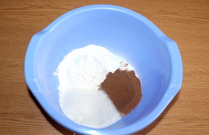 Смешать муку, сахар, разрыхлитель, соль и какао